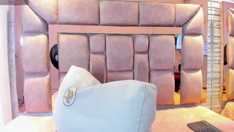 LILIAN  online show from September 30, 8:03 pm