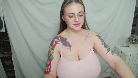 Snapshot of liliaterenzi_ chatting on January 27, 12:43 am Lilia online show from January 27, 12:43 am