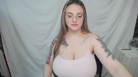 Snapshot of liliaterenzi_ chatting on February 6, 11:54 am Lilia online show from February 6, 11:54 am