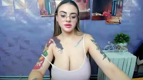 Snapshot of liliaterenzi_ chatting on October 24, 8:55 am Lilia online show from October 24, 8:55 am