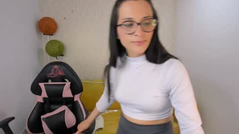 Snapshot of lilith01_ chatting on December 27, 10:37 pm Leidy online show from December 27, 10:37 pm