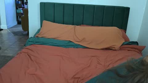 L online show from October 18, 9:48 pm