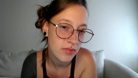 Snapshot of liljbby chatting on September 30, 10:04 pm Jay please help me reach 50 thumbs up online show from September 30, 10:04 pm