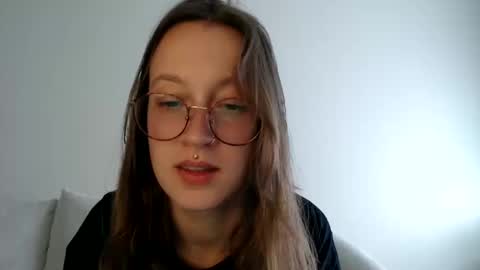 Snapshot of liljbby chatting on October 13, 7:14 pm Jay please help me reach 50 thumbs up online show from October 13, 7:14 pm