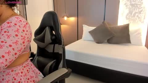 L I L L Y online show from November 6, 12:17 pm