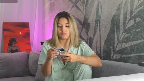 Snapshot of lily_foster_ chatting on December 10, 7:26 am Lily online show from December 10, 7:26 am