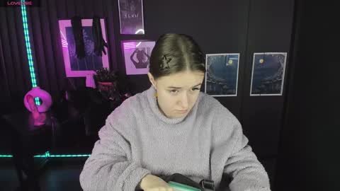 Snapshot of lily_moonlight chatting on December 21, 7:03 am Lily online show from December 21, 7:03 am