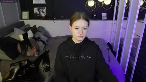 Snapshot of lily_moonlight chatting on March 6, 7:47 am Lily online show from March 6, 7:47 am