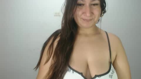 Snapshot of lina_playful chatting on November 29, 9:34 am iiisabella online show from November 29, 9:34 am