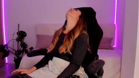 Linda  --  online show from November 7, 5:13 pm