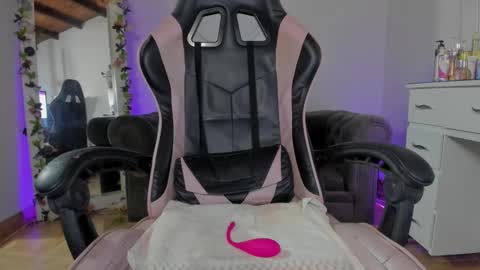 Lindsay    online show from December 6, 2:57 am