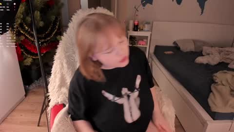 -Lisa- Help me to reach 100 thumbs up3 online show from January 5, 2:08 pm