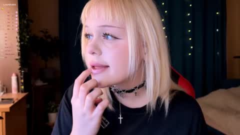 -Lisa- Help me to reach 100 thumbs up3 online show from October 2, 4:14 pm