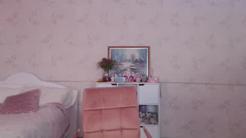 Snapshot of lissalucy chatting on October 12, 7:51 am Alice Dont forget to thumbs up its very important online show from October 12, 7:51 am