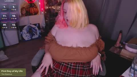 Snapshot of lissamuff chatting on October 11, 3:43 pm Lissa online show from October 11, 3:43 pm