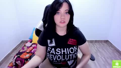 Snapshot of little_angely chatting on December 11, 7:09 am Angely online show from December 11, 7:09 am