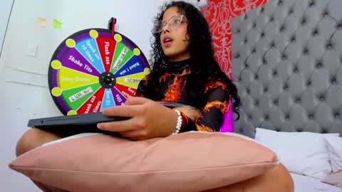 Snapshot of little_lilith_apple chatting on February 4, 10:34 pm little_lilith_apple online show from February 4, 10:34 pm