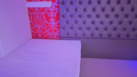 Snapshot of little_lilith_apple chatting on October 6, 9:29 am little_lilith_apple online show from October 6, 9:29 am