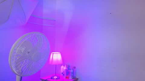 Snapshot of little_lilith_apple chatting on November 23, 7:13 pm little_lilith_apple online show from November 23, 7:13 pm