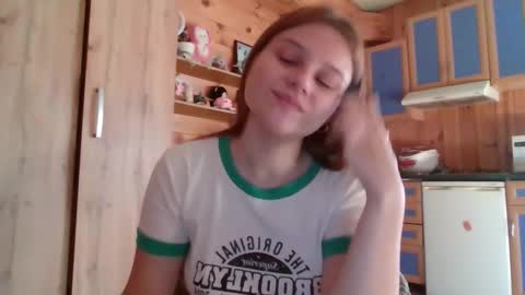 little_shygirl_ online show from September 14, 5:39 am
