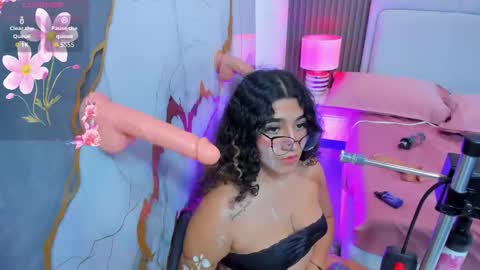 little_valentinaa online show from November 21, 11:25 pm