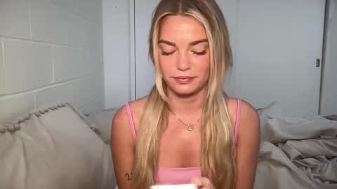 Snapshot of littlemaryjane19 chatting on February 25, 10:07 pm Marciabrady online show from February 25, 10:07 pm