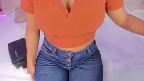 im olivia IG littleolivia01 online show from January 28, 1:05 pm