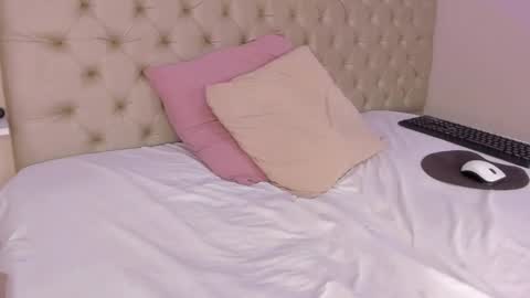 im olivia IG littleolivia01 online show from February 8, 7:59 pm