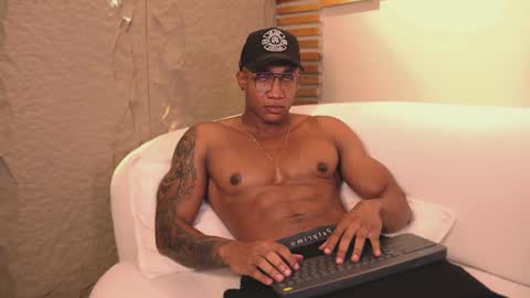 Snapshot of logan_varela chatting on March 5, 5:29 am logan_varela online show from March 5, 5:29 am