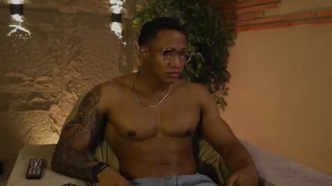 Snapshot of logan_varela chatting on October 17, 10:12 pm logan_varela online show from October 17, 10:12 pm