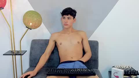 Snapshot of loganoficialx chatting on December 4, 10:46 am loganoficialx online show from December 4, 10:46 am