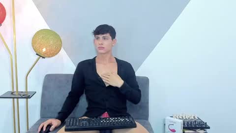 Snapshot of loganoficialx chatting on December 6, 8:05 am loganoficialx online show from December 6, 8:05 am