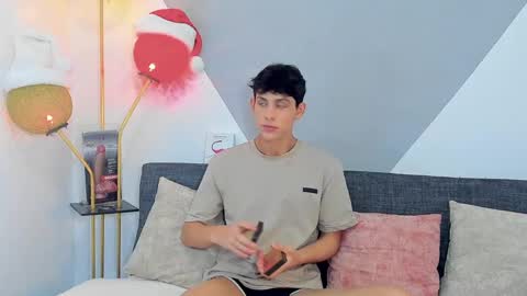 Snapshot of loganoficialx chatting on December 19, 8:23 am loganoficialx online show from December 19, 8:23 am