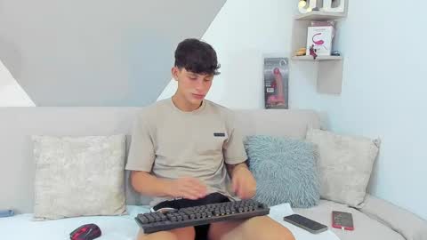 Snapshot of loganoficialx chatting on January 26, 7:10 am loganoficialx online show from January 26, 7:10 am