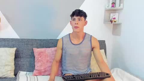 Snapshot of loganoficialx chatting on February 10, 8:42 am loganoficialx online show from February 10, 8:42 am