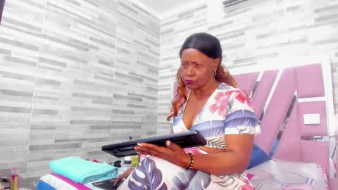 Lola online show from February 22, 11:35 am