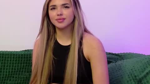 Snapshot of lolaamore_ chatting on December 3, 8:29 pm lolaamore_ online show from December 3, 8:29 pm