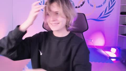 Snapshot of lolaasmus chatting on December 24, 5:05 am I consider myself the god Loki but life just calls me LOL online show from December 24, 5:05 am