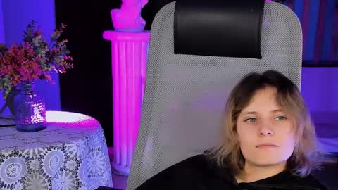 Snapshot of lolaasmus chatting on February 12, 10:56 am I consider myself the god Loki but life just calls me LOL online show from February 12, 10:56 am