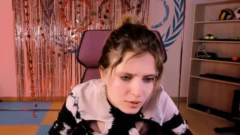 Snapshot of lolaasmus chatting on February 27, 11:20 am I consider myself the god Loki but life just calls me LOL online show from February 27, 11:20 am