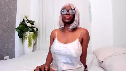 lola online show from September 18, 12:51 pm