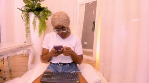 lola online show from November 17, 12:55 pm