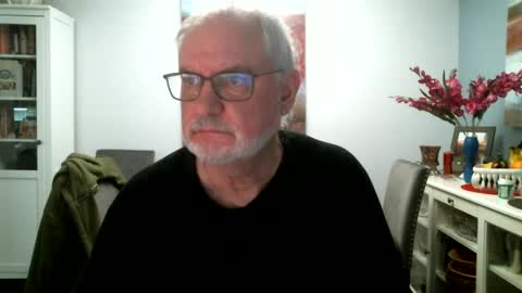 Snapshot of loop102 chatting on December 3, 6:28 pm loop102 online show from December 3, 6:28 pm