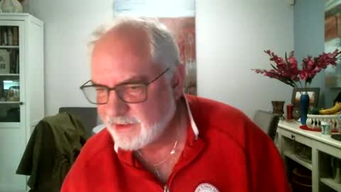 Snapshot of loop102 chatting on December 16, 1:42 am loop102 online show from December 16, 1:42 am