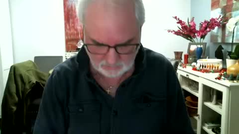 Snapshot of loop102 chatting on December 30, 2:20 am loop102 online show from December 30, 2:20 am