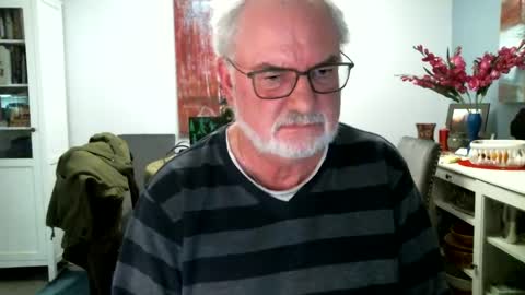 Snapshot of loop102 chatting on January 22, 3:52 am loop102 online show from January 22, 3:52 am