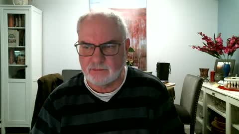 Snapshot of loop102 chatting on February 8, 6:22 pm loop102 online show from February 8, 6:22 pm