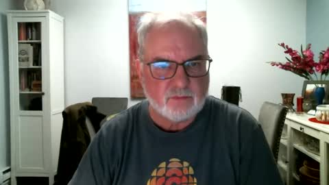 Snapshot of loop102 chatting on February 25, 3:52 am loop102 online show from February 25, 3:52 am