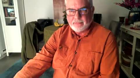 Snapshot of loop102 chatting on February 26, 2:15 am loop102 online show from February 26, 2:15 am