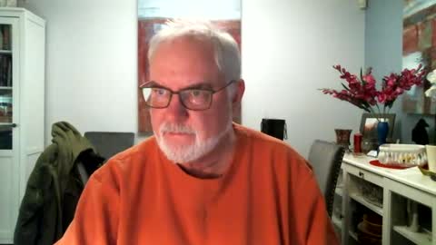 Snapshot of loop102 chatting on March 1, 1:43 am loop102 online show from March 1, 1:43 am